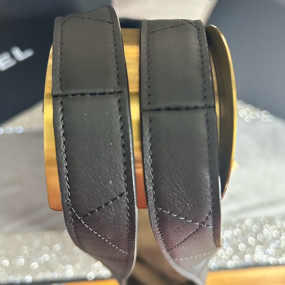 CHANEL (26P) LARGE Shopping Bag Black Calfskin & Gold-Tone Metal - Picture 10 of 17